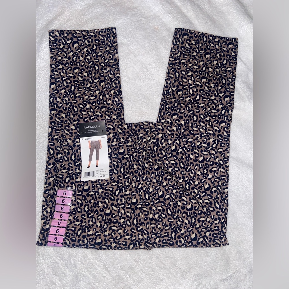 🌻 NWT Rafaella leopard print capri’s
